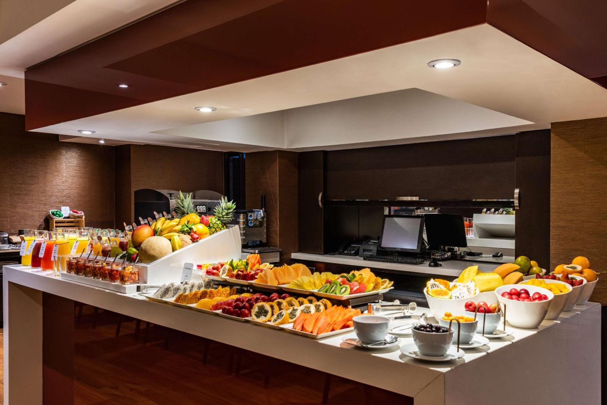 Nh Collection Bogota Andino Royal Hotel Eksteriør billede A buffet at a hotel