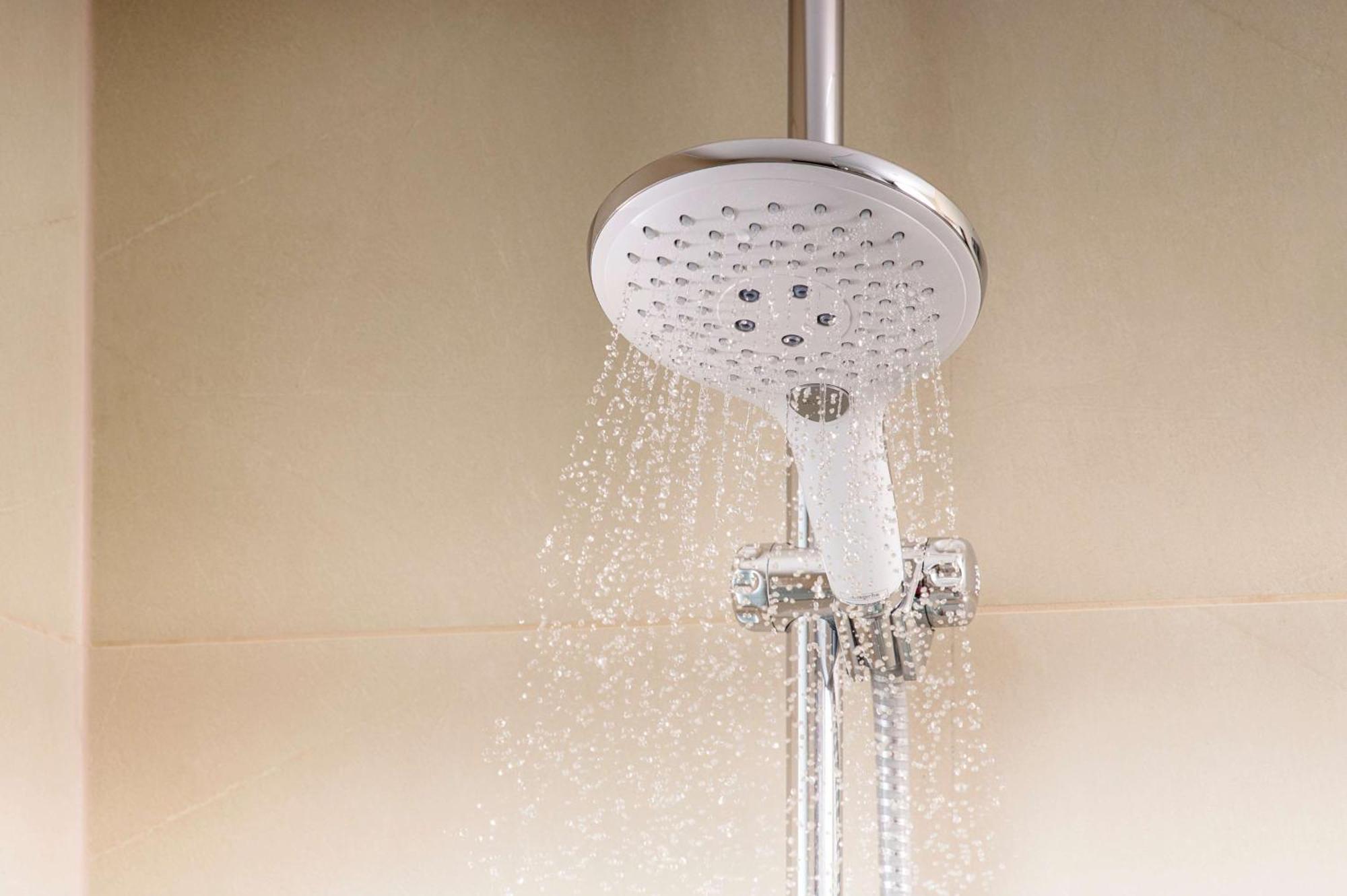 Nh Collection Bogota Andino Royal Hotel Eksteriør billede A shower in operation